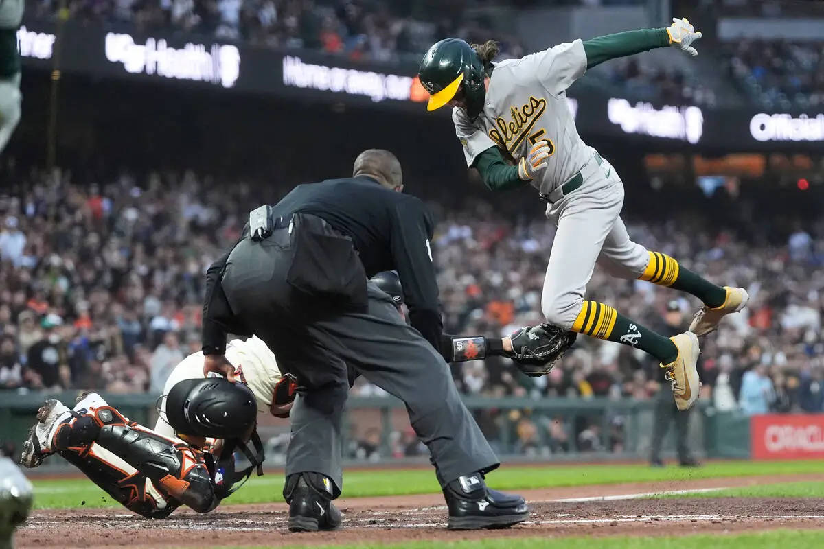 Giants stun Athletics with two HRs in ninth
