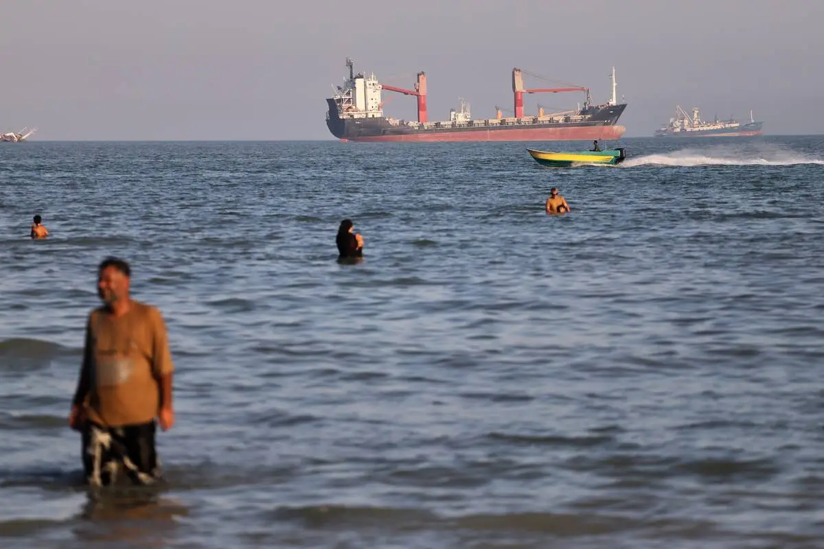 Oil tankers use new route through Strait of Hormuz despite Iranian threats