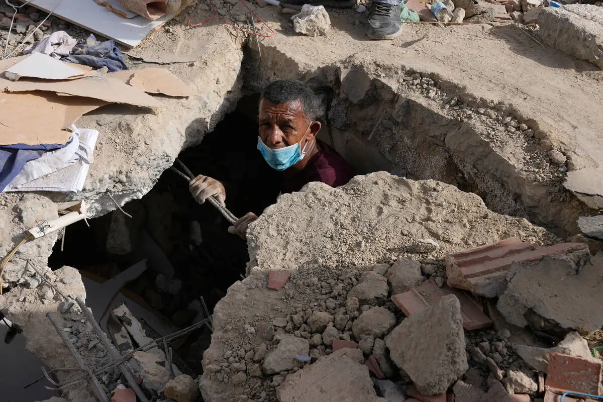 Venezuelans search for the missing loved ones as earthquake death toll climbs