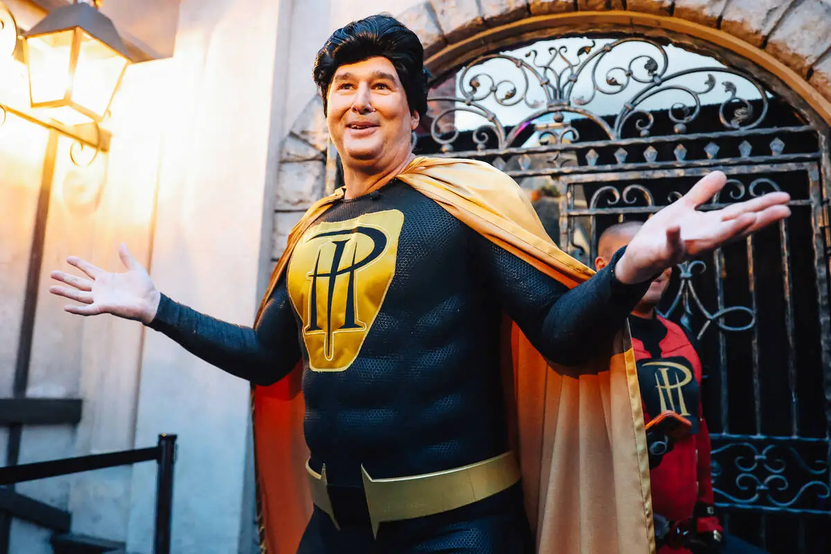 Phil Hellmuth arrives at WSOP Main Event in mock Superman costume