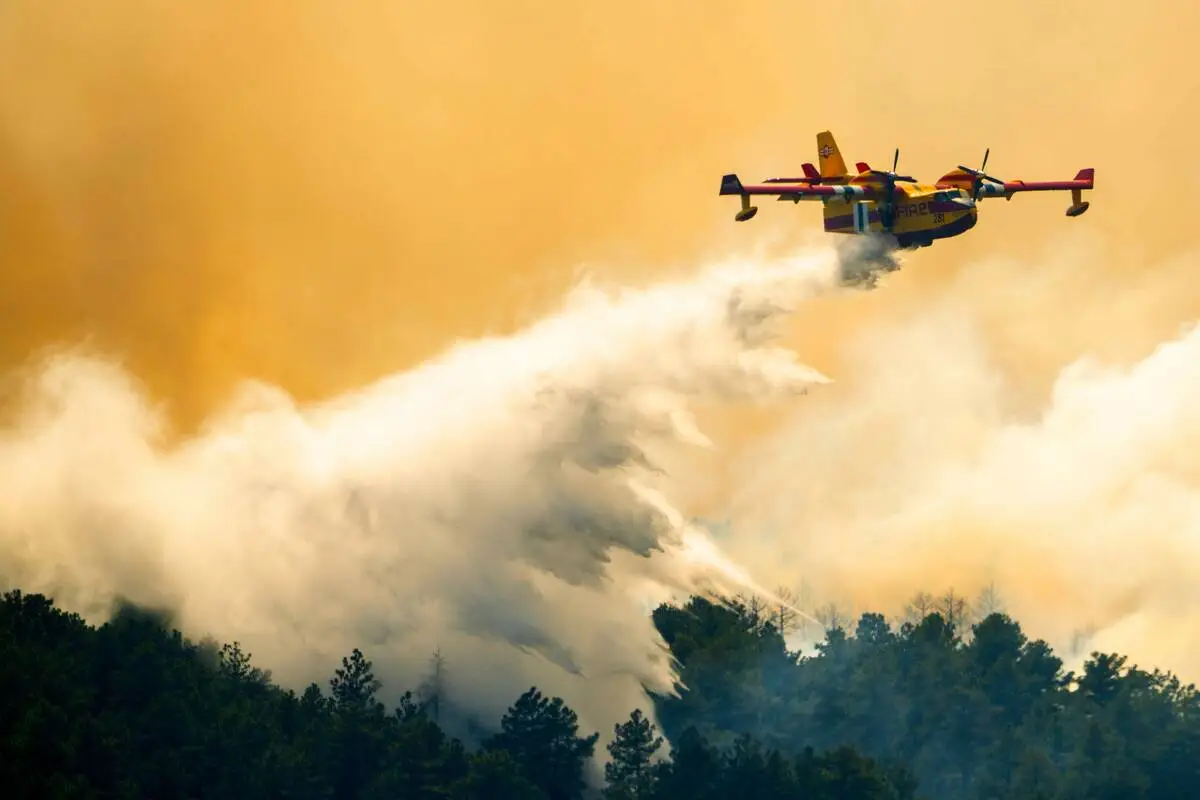 Wildfire southwest of Denver forces thousands to evacuate and destroys more than 160 structures