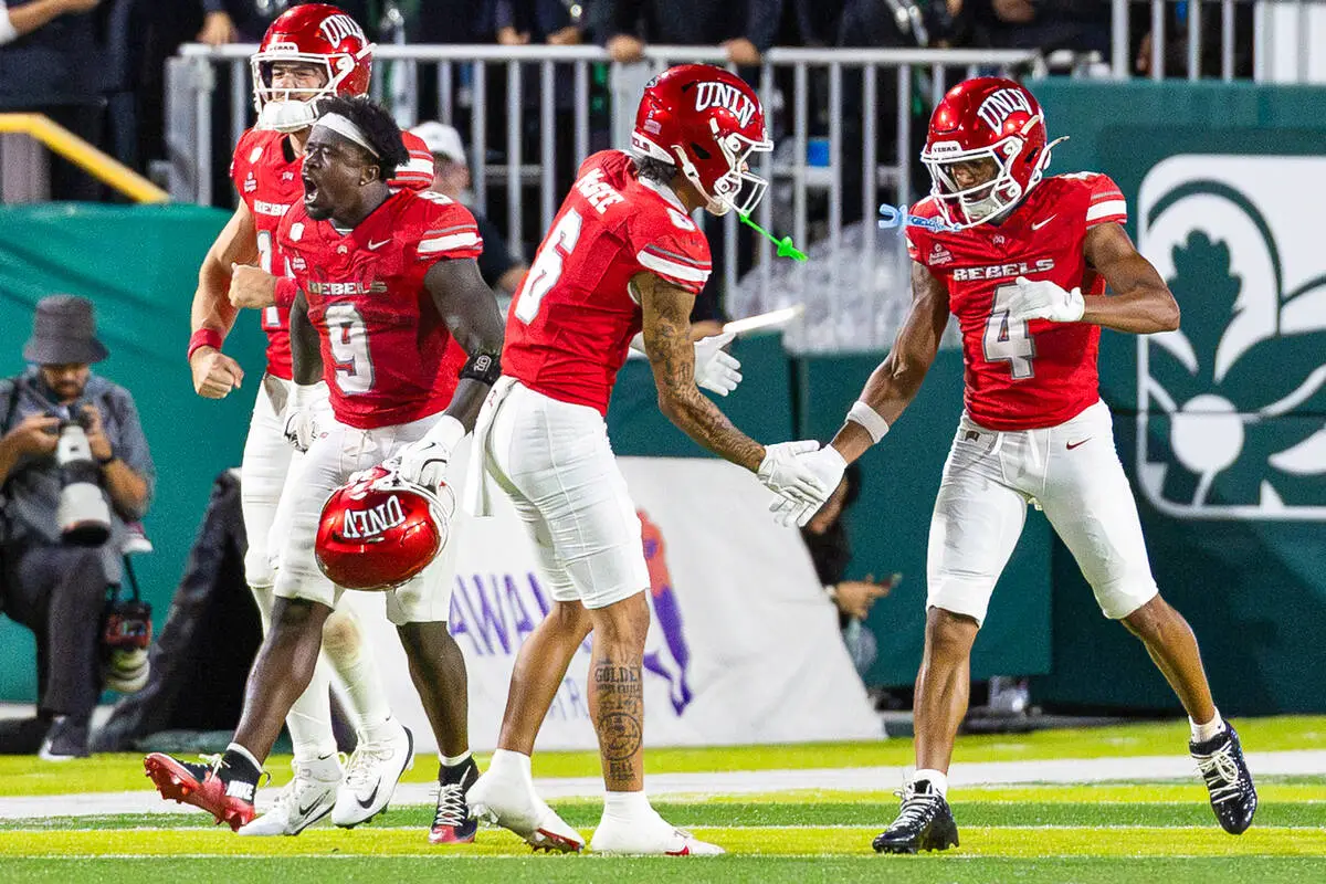 UNLV finds its footing on the ground in win at Hawaii