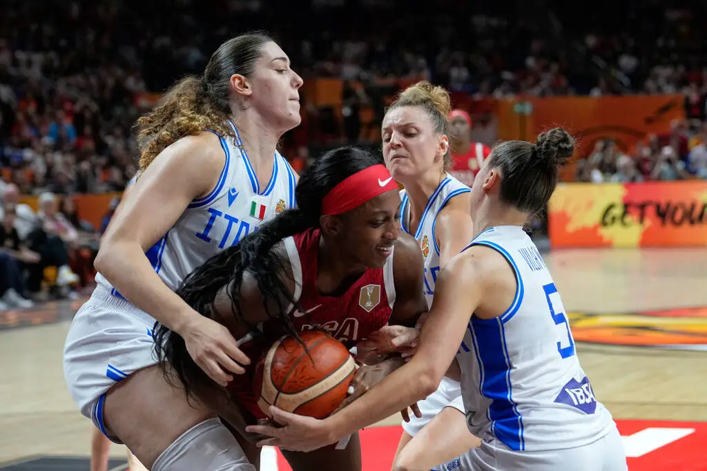 Jackie Young, Chelsea Gray lead gritty US escape in World Cup win vs. Italy