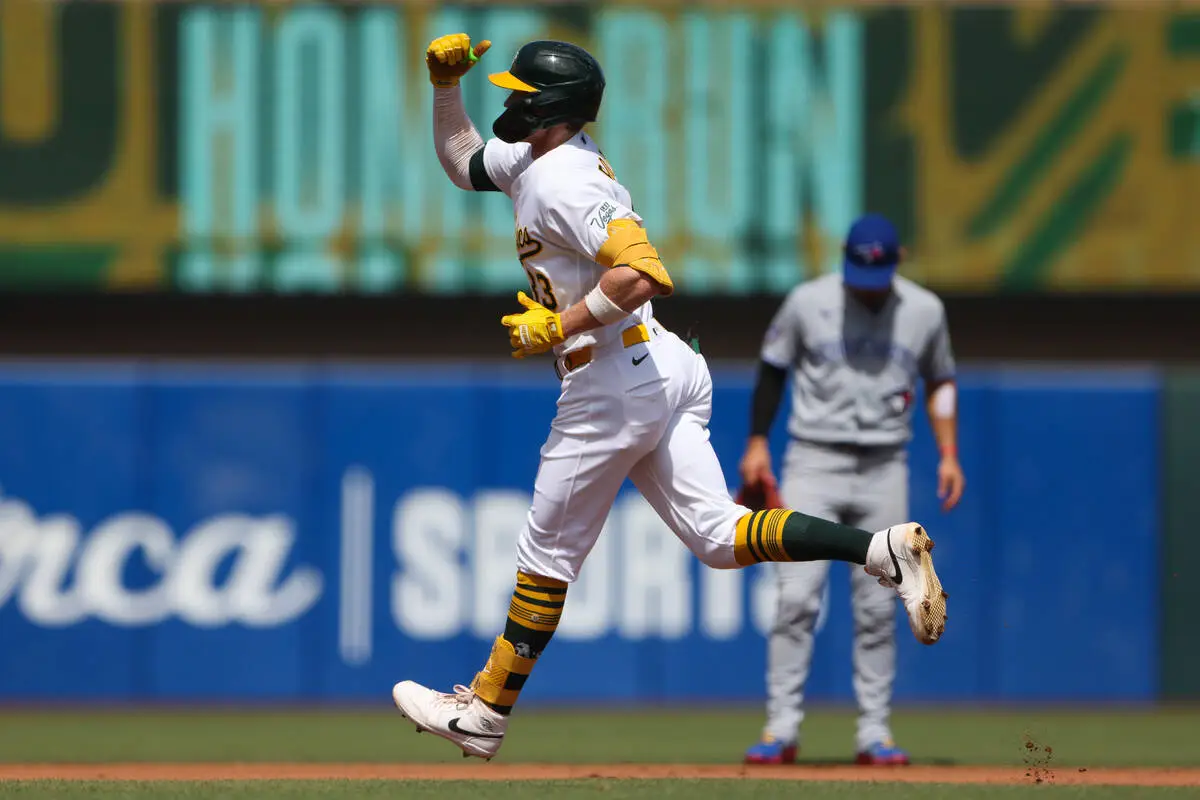 Bolte’s homer in 4th lifts A’s over Blue Jays