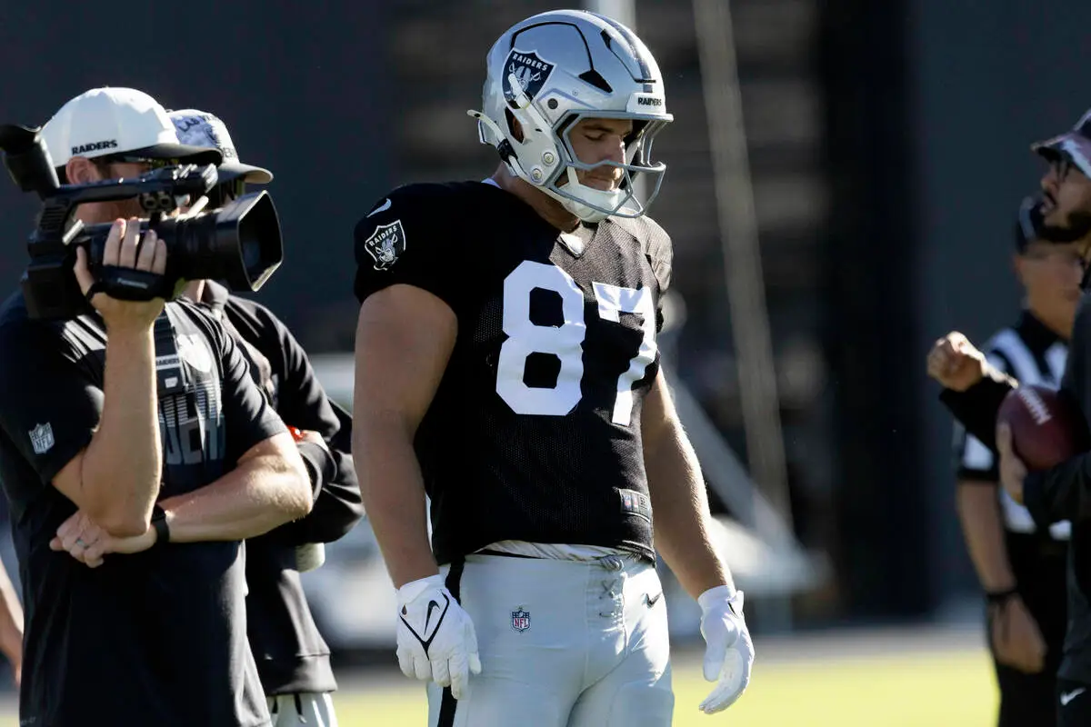 Raiders agree to 3-year extension with Michael Mayer