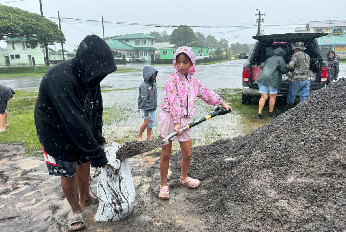 Nolo threatens Hawaii with flash floods, extreme surf — PHOTOS