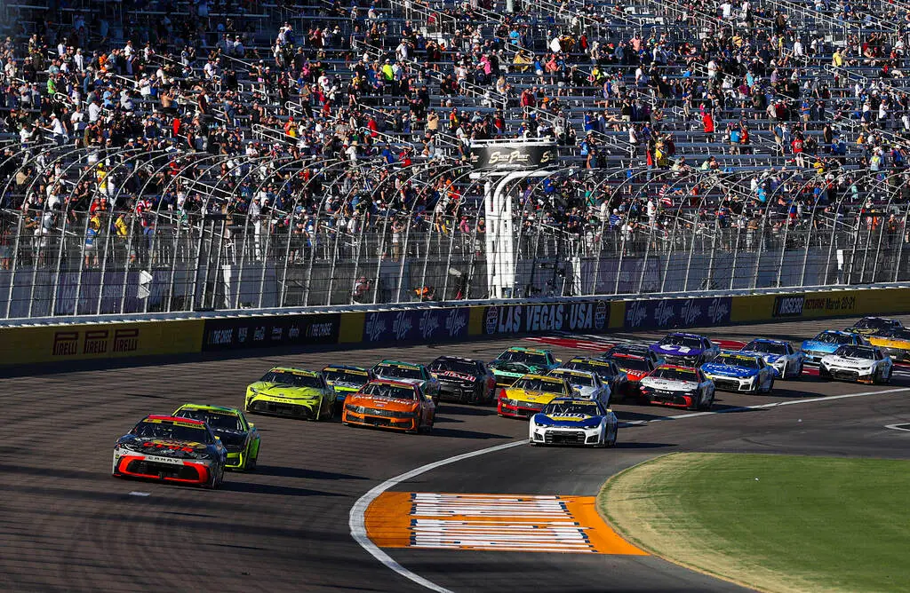 Briscoe holds off late charge, wins NASCAR South Point 400 at LVMS