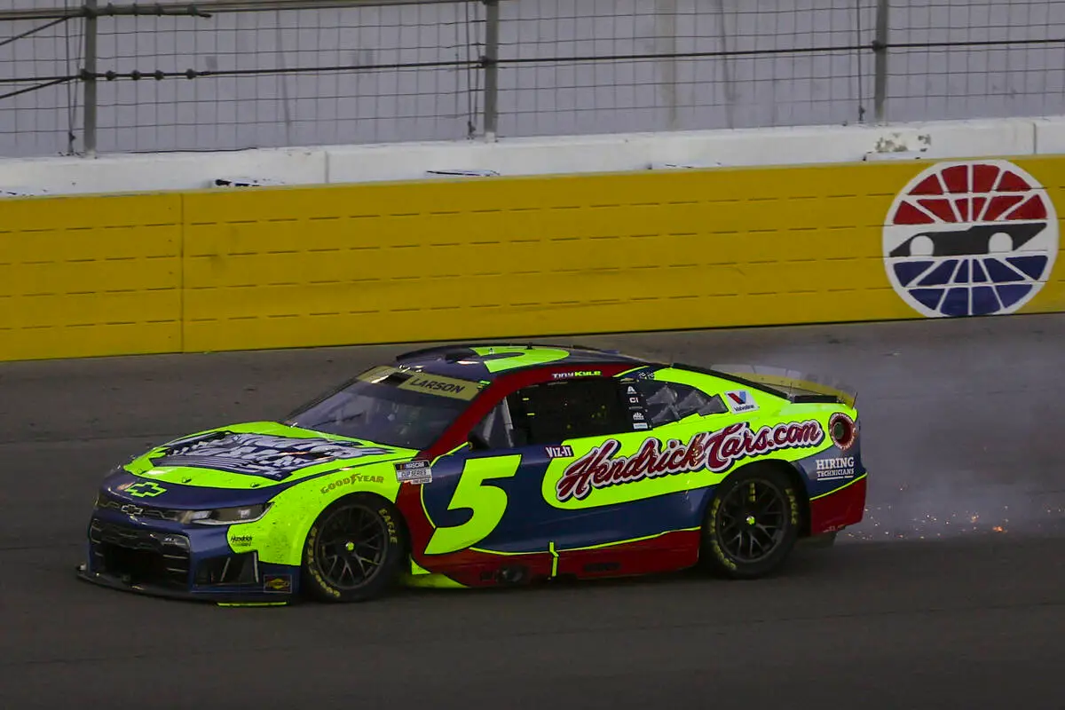 Larson rides Busch tribute car to 2nd place run at LVMS, extends points lead