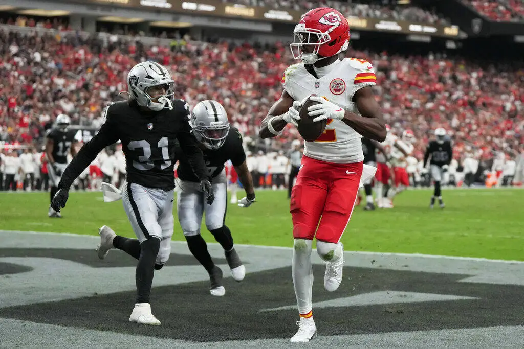 Chiefs receiver suffers apparent major leg injury vs Raiders