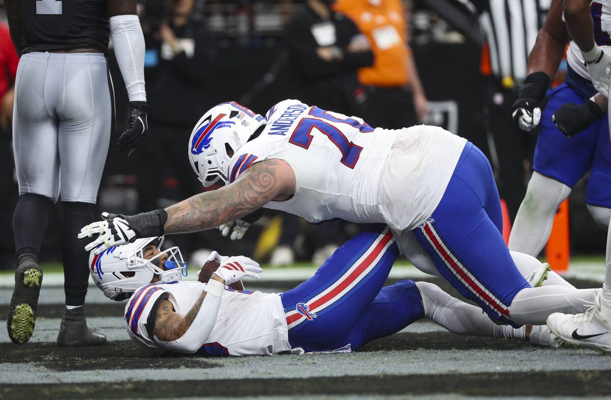 Raiders lose at home to Bills for third straight loss after 3-0 start — PHOTOS