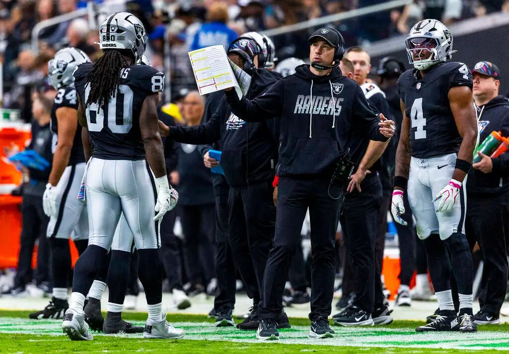 Raiders keep running into trouble on fourth-and-short fullback sneaks