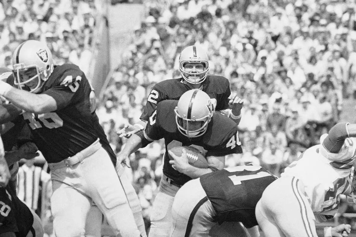 Raiders RB Banaszak, part of famed ‘Holy Roller,’ dies