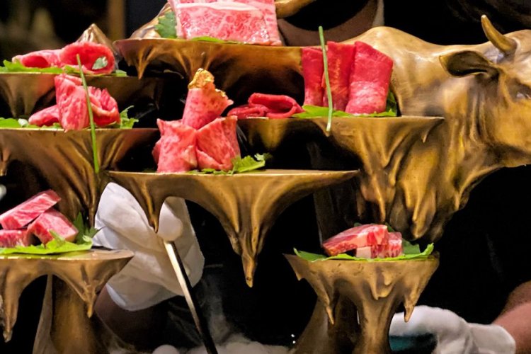 The Most Over&the&Top Stunts You Can See in Vegas Restaurants