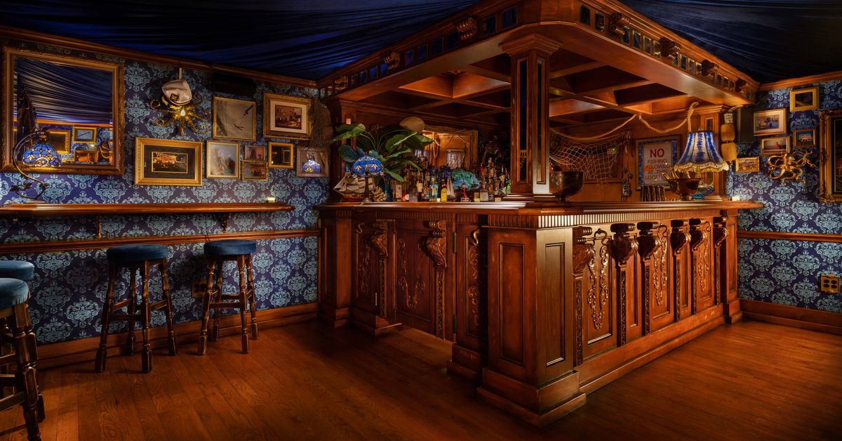 From the Wackadoo World of Absinthe, a Not&So&Secret Speakeasy and a Really Good Burger